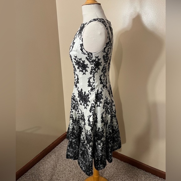 Taylor Cream With Black Print A-Line Dress Sz 4 - Picture 2 of 7